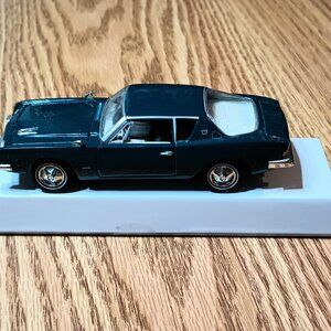 1963 Studebaker Avanti Metallic 1/18 Diecast Model Car by Signature Models Blue